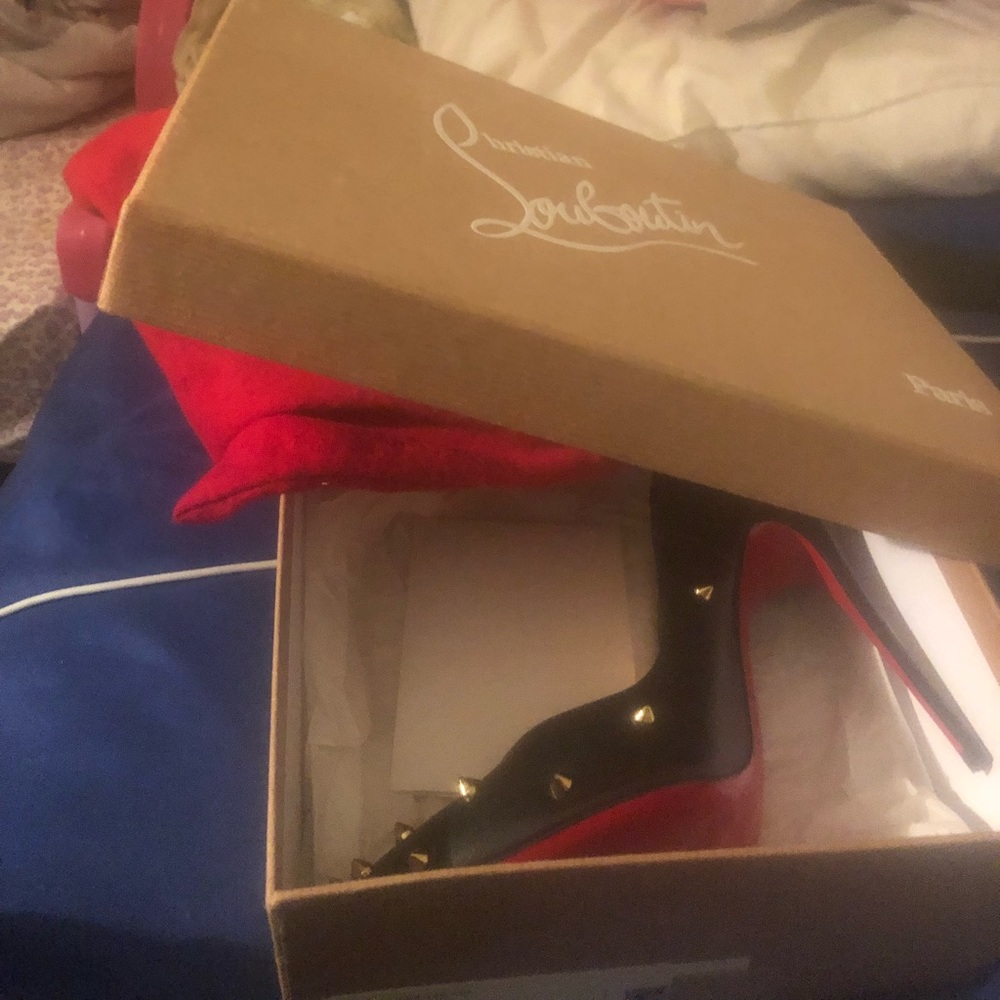 Christian Louboutin - Picture 7 of 8